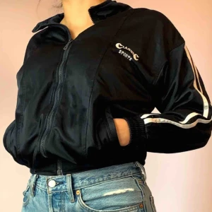  - 90tals jacka🖤 så fin och vintage! Den är mörkblå🌟