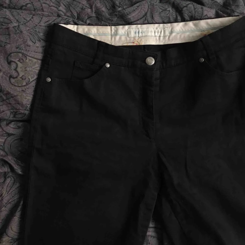 Ett par svarta byxor, liknar lite kostym material. köpta second hand . Jeans & Byxor.