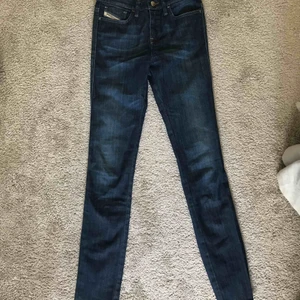  - Ett par tajta mörkblå jeans från diesel. De är stretchiga och lite fransiga ner till. Kan mötas upp i stockholm eller frakta (köparen står för frakt)