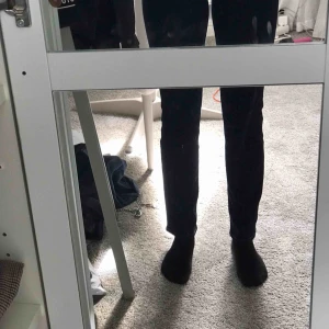  - Mörkblåa jeans från Levis. De är ganska raka/tajta i modellen och går ut ganska rakt mot fötterna.