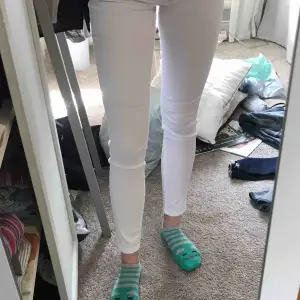 Ett par vita jeans från vero Moda. De är otroligt sköna och bekväma. De är i storlek S men skulle säga att de passar 25/26 i midjan och 30/32 i längd. Möts upp i stockholm eller fraktar (köparen står för frakt)