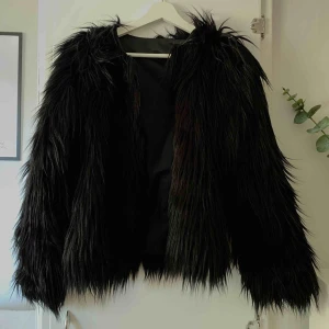  - Fin pälsjacka som inte kommer till någon användning tyvärr, säljs för 60kr + frakt 🌸 betalas med swish 😇