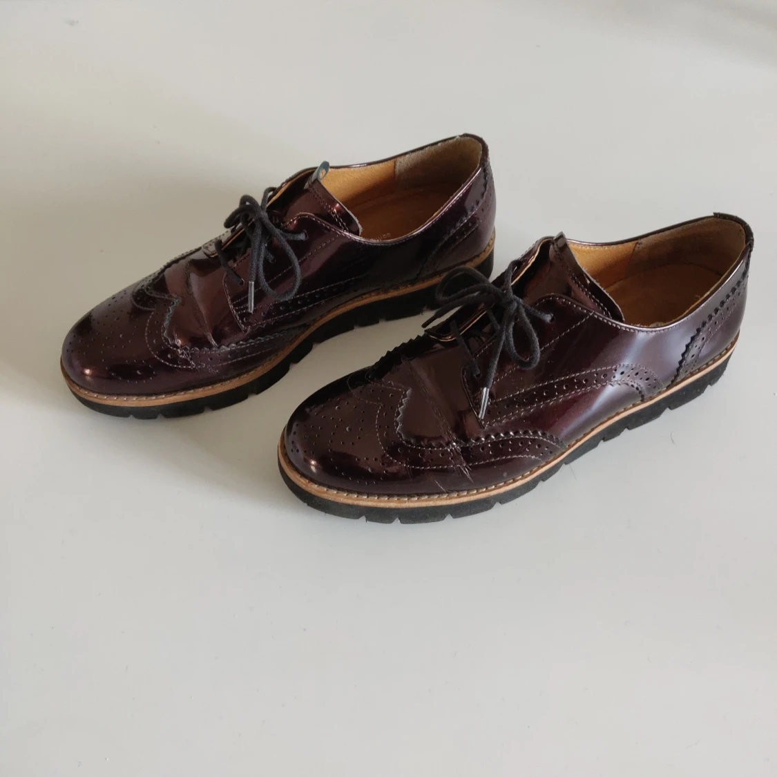 Vinröda oxfordskor