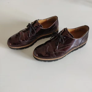 Vinröda oxfordskor - Så fina oxfordskor/kostymskor!✨ Använda men i gott skick