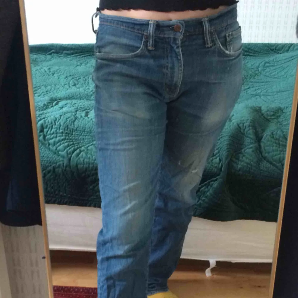 Herrjeans Levis. Lite slitna. Passar både tjejer o killar. Fråga om du undrar något! 80kr + frakt 🥰 . Jeans & Byxor.