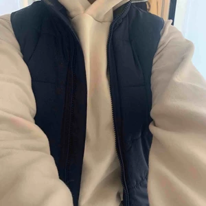 Väst - Blå väst i storlek M köpt här på Plick. Däremot är det M i barnstorlek så XS i damstorlek. Säljer den eftersom den är för liten för mig