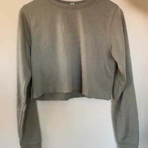 Avklippt khakigrön tröja - Skön croppad tröja som knappt är använd🥰 Priset är exkl frakt🌹