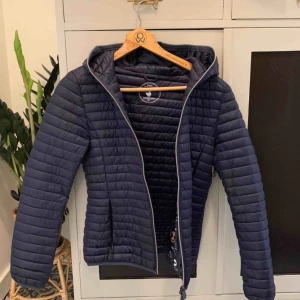  - Säljer min save the duck ultra Light jacket. Den har blivit för liten, är inte använd så mycket så är i fint skick. Är en bra vårjacka/skidjacka. Kan mötas upp eller frakta. Köparen står för frakten. Köpte ny för 1599kr