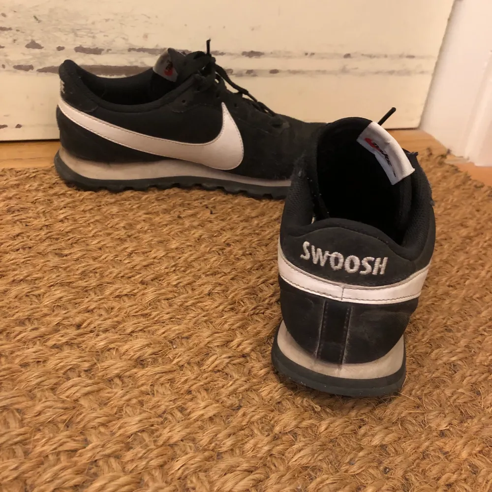 Jättesköna skor från Nike Swoosh. Storlek 39. Det enda felet på dem är att de är lite slitna på insidan på ena hälen! Annars är de i bra skick.. Skor.