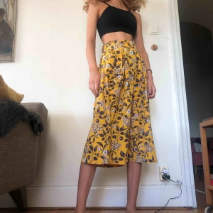  - Somrig kjol med fickor. Kan mötas i Sthlm, frakt ingår inte i priset🦋