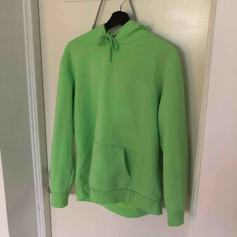 Neon grön hoodie från primark. Storlek xl så den sitter snyggt oversized. Kan mötas upp, annars står köparen för frakt. 😊. Hoodies.