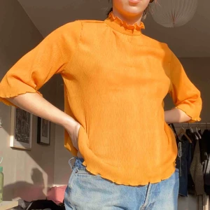  - Gullig och skön blus från monki🌞 bara provad så bästa möjliga skick! Häftigt mönster i tyget och fin orangegul färg, perfekt nu i vår ✨Köpare står för frakt 