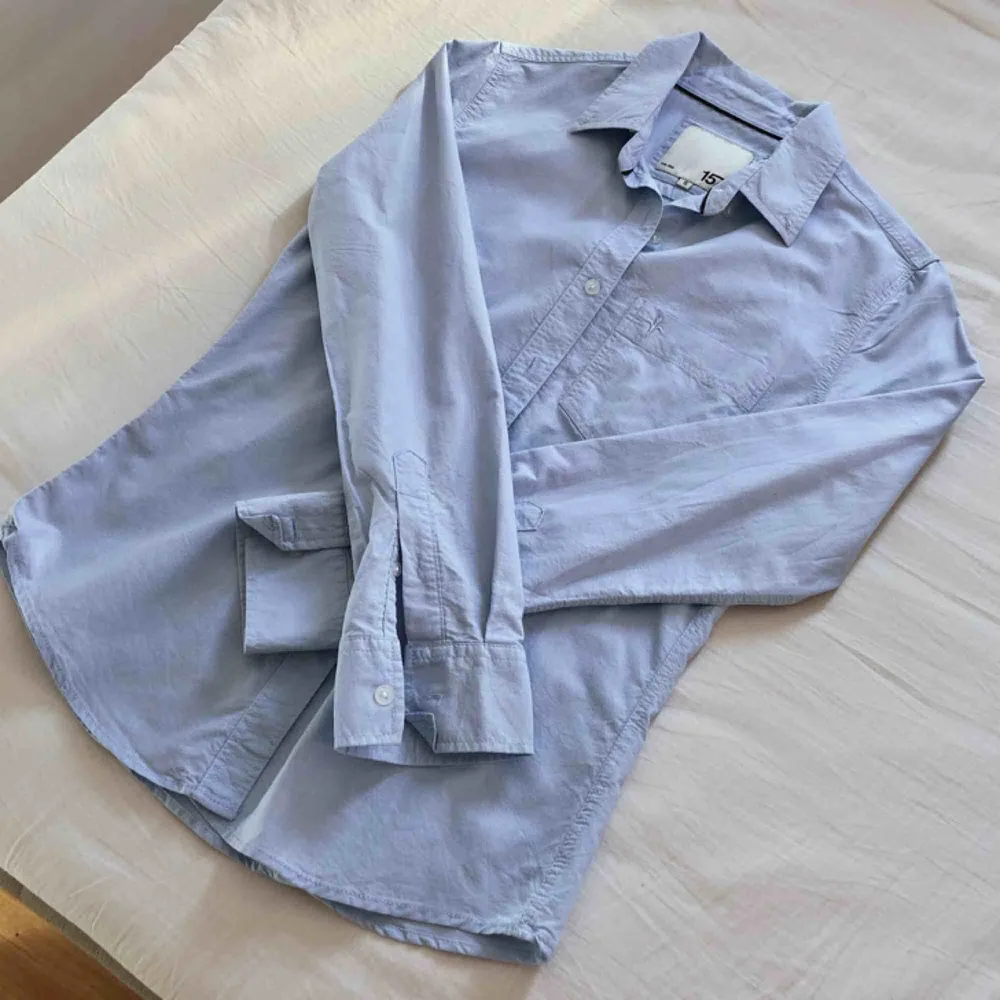 En fin ljusblå skjorta från Lager 157. Knappt använd. (Frakt tillkommer om den ska skickas). Skjortor.