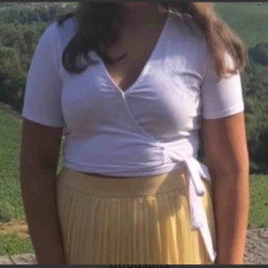  - Söt omlott-topp från NA-KD. Använd 1 gång och säljer pga för liten. Liten i storlek. Tryckknapp i urringningen. Köparen står för frakten🌟🌟