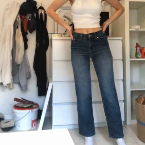  - Mörk blå jeans stolek s. Säljes pga för stora i midjan för mig anars fina. Köparen betalar för frakt😊🦋