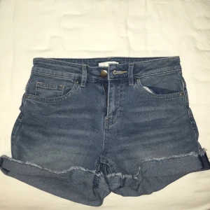 Jeansshorts - Blå shorts.