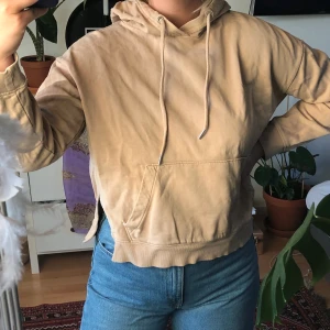 Beige hoodie  - Beige fin hoodie från hm - köparen står för frakten🌻