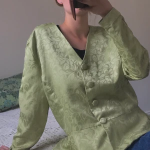 Vintage kavaj - Ljusgrön vintage kavaj med fint mönster. Liten volang i nederkanten och klädda knappar. Frakt tillkommer. Möts på södermalm 💞💞💞