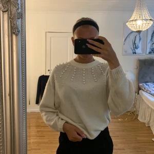 Pärltröja  - En super söt stickad vit tröja med pärlor på som inte alls är använd mycket tyvärr och vill derför sälja den 