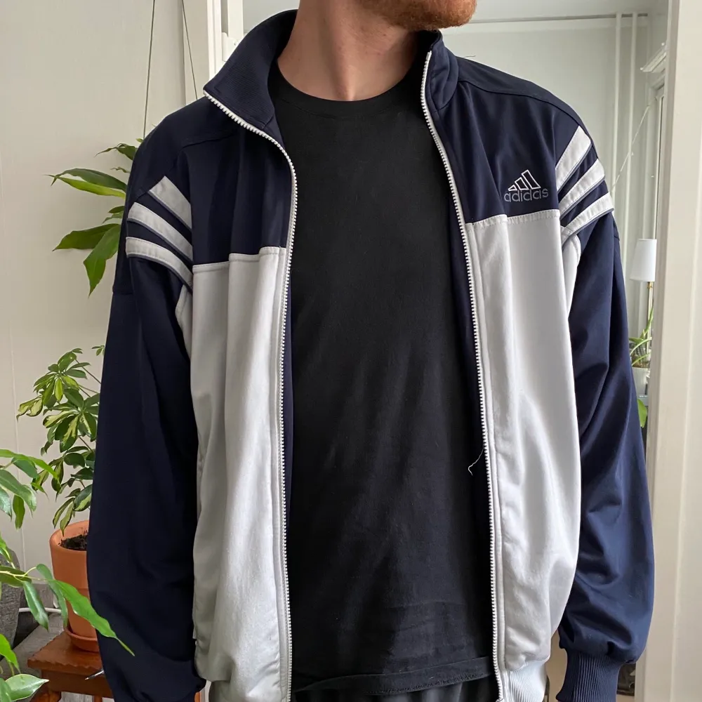 Vintage sweater i något glansigt tyg. Knappt använd och fortfarande i gott skick. Köparen står för frakt | mötas upp i centrala/södra Sthlm 🌷. Hoodies.