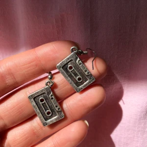 Kassettband - Örhängen som ser ut som kasettband. Endast testade. Frakten ingår i priset. 