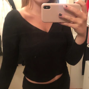 Omlottröja storlek M - Topp från HM. Säljer pga att jag inte använder den. Endast använd 1 gång. Fint skick. Ganska tight i armarna, så skulle säga att den är som en S. Frakt: 50 kr