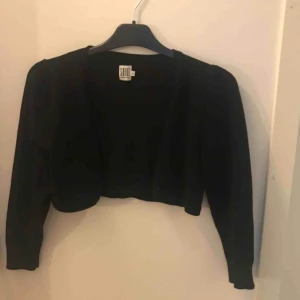  - Fin liten kofta som påminner lite om Y2k stilen. Frakt 39kr🖤