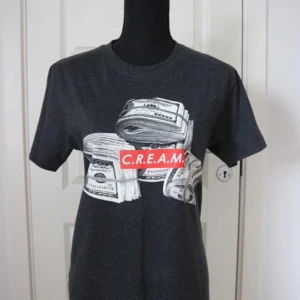 T-Shirt med tryck - Säljer en t-shirt som passar både herr och dam. Tröjan är i nytt skick! Tröjan är i en XS herr men funkar som en S för dam