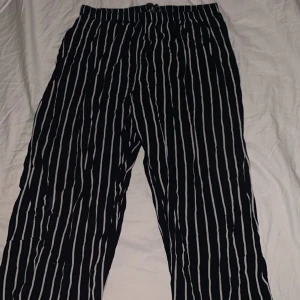 Randiga byxor - Ett par randig luftiga byxor från Brandy Melville  200 kr eller högstbudande 