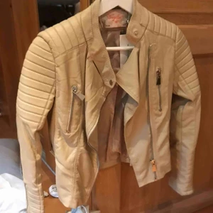  - Helt ny skinnjacka i beige från chiqulle i storlek 36. Perfekt för sommaren och våren! 