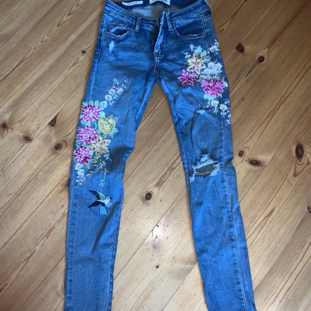 Jättefina broderade jeans med slitningar🥰, i väldigt bra skick och säljer då dem blivit för små. Jeans & Byxor.