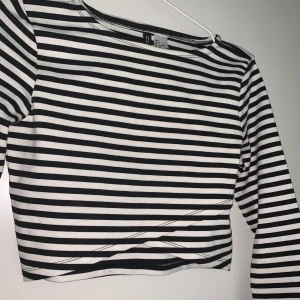 Tröja H&M - Svart- och vitrandig croptop från H&M. Storlek S! Använd 2-3 gånger. Superfint skick! 🌸 165kr + frakt