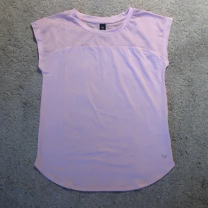 Träningströja  - Fin rosa träningströja i strl. 158-164, stor i storleken. Märke: Soc. Vingad längst ner på tröjan. Skriv för mer bilder och för fraktpris.