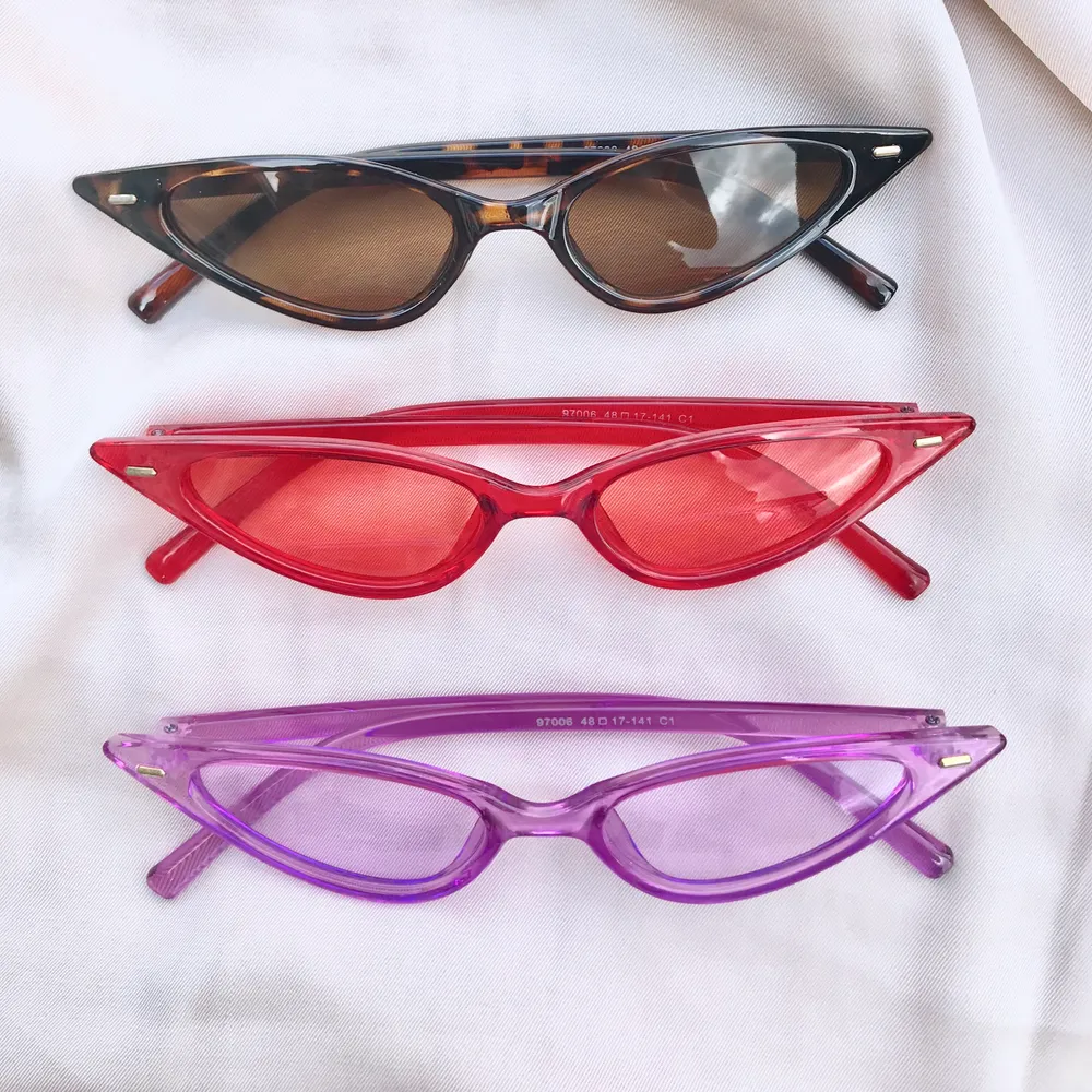 Trendiga cat-eye solglasögon! Flertal par finns i 3 färger. I förpackning. Frakt ingår!  ✖️Egna bilder✖️ TACK för all respons! Pga trycket finns bara lila kvar!. Accessoarer.