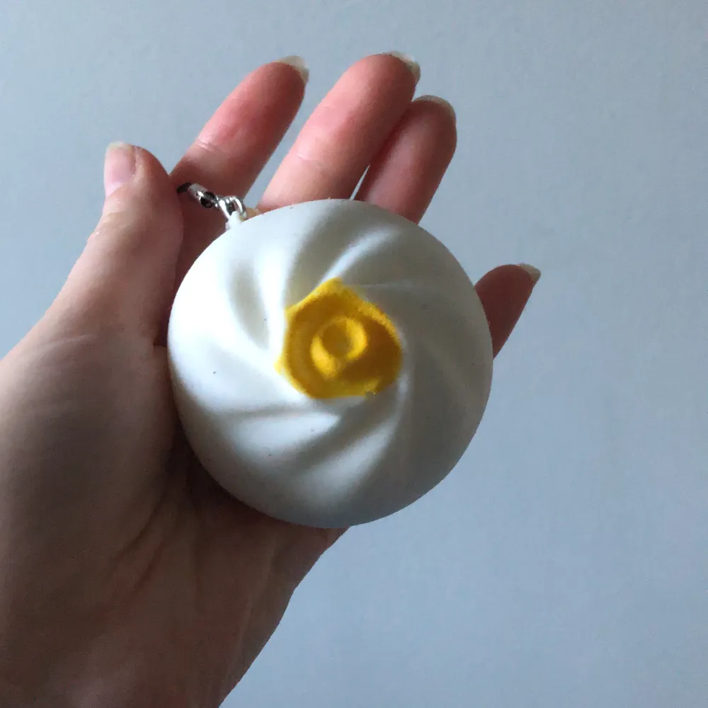 Super cute new keyring of a baozi which is a chineese food! It’s also a squishy and is super special! There’s only one and it’s entirely new!. Accessoarer.