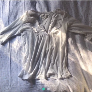 Blus/topp - Vit blus från HM i mjukt material! Vintage och köpt under tidigt 2000-tal :) ganska använd då den är begagnad och gammal men fortfarande väldigt fint skick! Jag brukar använda den som beach cover-up 💕