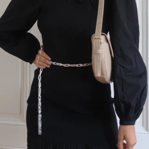 Svart klänning från nakd - Helt ny svart klänning, råkade beställa i fel storlek. Alla lapparna är på inkl lappen under armbågen som visar att klänningen aldrig blivit använd. Storleken är 38 och materialet är superskönt och sommrigt. Hör gärna av er, vid snabb affär möts jag upp.