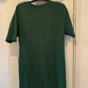 Säljer min gröna t-shirt klänning från Zara i storlek M. 
