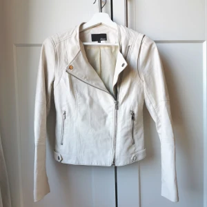 Vit skinnjacka - Superfin vit skinnjacka, endast använd ett fåtal gånger. Storlek 36🌺 