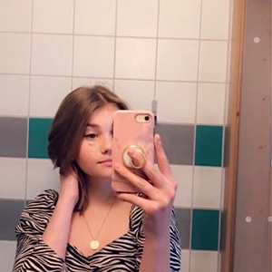 Zebratopp 🦓 - Topp med puffärm från H&M. Ribbad vid ryggen för att ge mer stretch. Godkvalite (knappt använd). BETALNING SKER VIA SWISH 