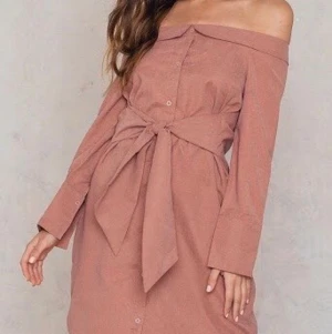 Off shoulder klänning - Säljer denna off shoulder klänning från boohoo, aldrig använd! Storlek 34