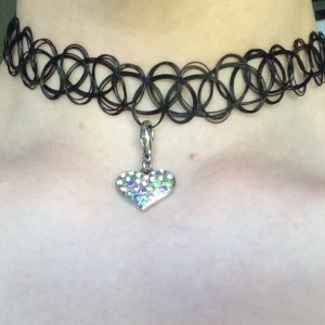 Shoker - Säljer denna shoker för att det inte är min stil längre, använd max 3 gånger så nyskick. Jag har själv satt på strasshjärtat så den går att ta av. Väldigt stretchig så den passar alla storlekar. Köparen står för frakt.🥰