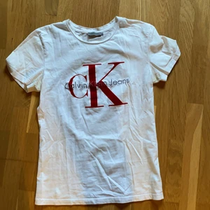T-shirt från Calvin Klein - T-shirt från Calvin Klein med rött märke. Inget fel på den, kommer bara inte till användning