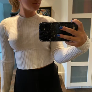 Vit ribbad tröja - Vit tröja men ribbat material. Något croppad. Passar allt. Använd, men är för liten nu därav säljer jag den. 