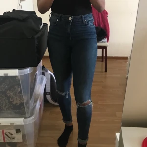 Denim ripped jeans High waist  - I god skick!! Använt några gånger.  High waist och ger fin form  och lätt att matcha till en fin outfit 😊 köpt för 399kr 