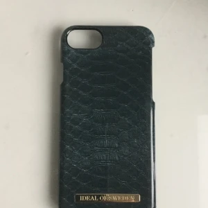 iPhone 6/7/8 - Snyggt ormliknande skal i en mörkare grön färg, skalet är ej trasigt utan i gott skick! Köparen står för frakten ☺️