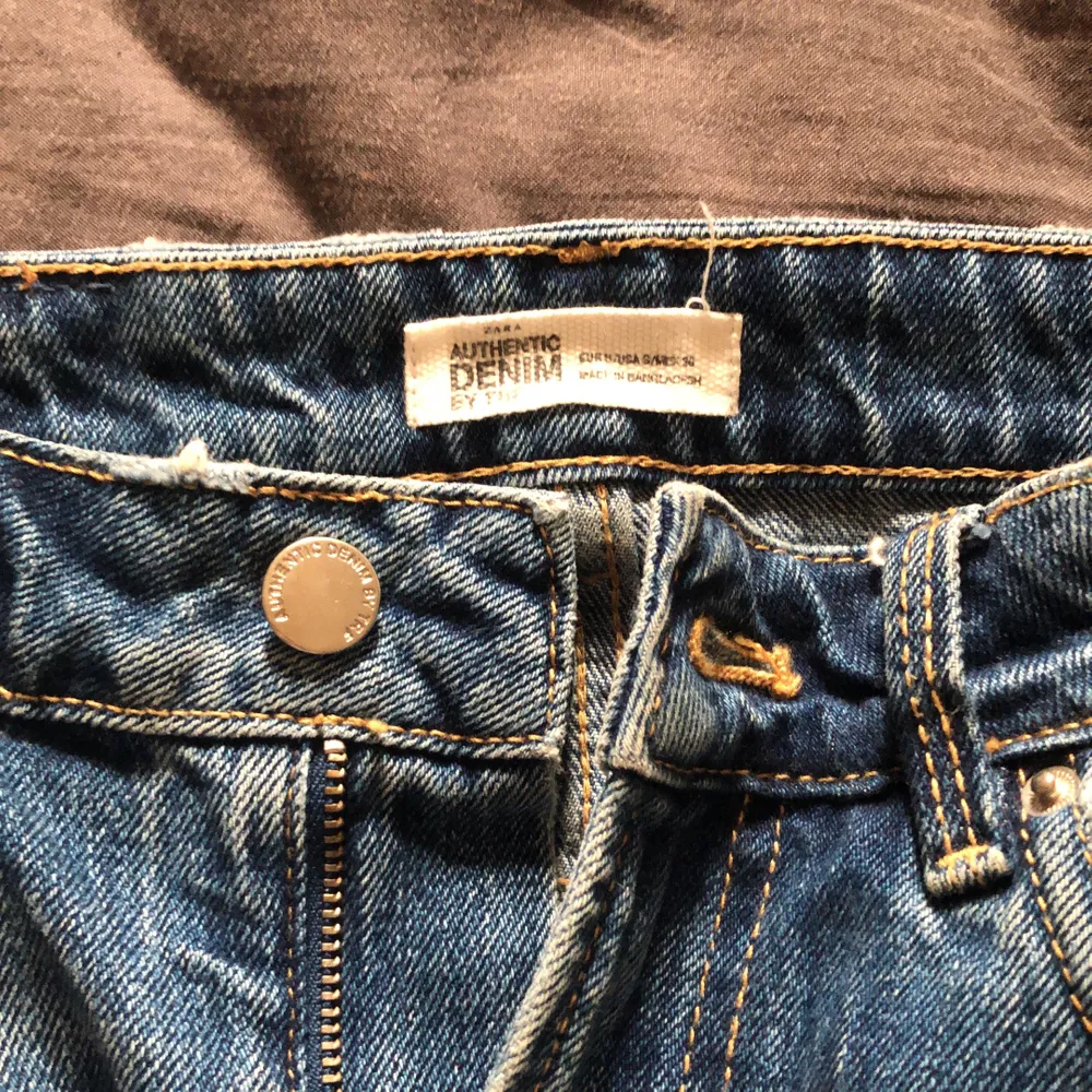 En jättefin jeanskjol från Zara. Nyskick då den bara är använd en gång. Verkligen så fin, säljer pga att den blivit för liten för mig. Nypris: 349kr⚡️ pssst: har en likadan i svart på min sida!!❤️. Kjolar.