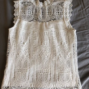 Söt topp! - Vit spets topp köpt på Kappahl. Ej använd många gånger så är i bra skick💖