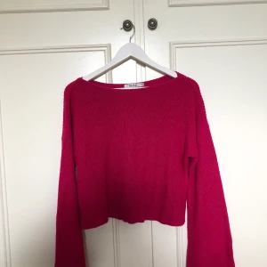 Rosa stickade tröja - Rosa stickad tröja från Na-kd den har wida ärmar. Skönt material. Säljs för kommer ej till användning använd fåtal gånger 💕 ❌köparen står för frakt❌