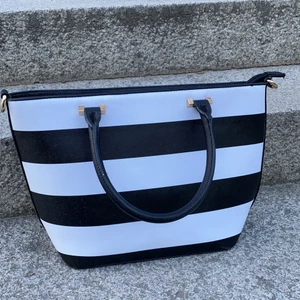 Randig väska - Randig handväska i bra skick! 